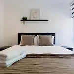 Stylish Modern Apartment By Aldgate East Station 1