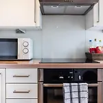Near Kings Cross,2Bd Private Balcony, Easy Grocery