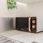 Smart 2Br City Stay With Rooftop View