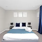 Large 4-Bedroom House In Greenwich With Parking