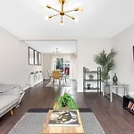 Large 4-Bedroom House In Greenwich With Parking