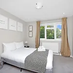 Large 4-Bedroom House In Greenwich With Parking