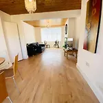 Cozy 3Bd Retreat In London