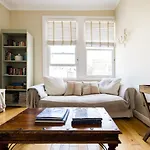 Chic Apartment In Kensington Olympia