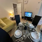 1-Bedroom Flat With Small Garden & Paid Parking In Finsbury Park, Highbury