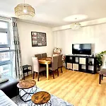 Spacious 2 Bedroom Apartment In Central Near Tube