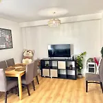 Spacious 2 Bedroom Apartment In Central Near Tube
