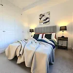 Westminster High Ceiling Apartment