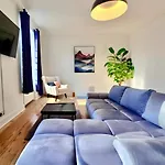 Westminster High Ceiling Apartment