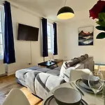 Westminster High Ceiling Apartment