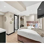 Experience Local: Quaint Studio In Cental Location