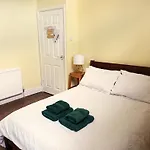 Room With Luxury Private Bathroom & Independent Entrance Near Tube