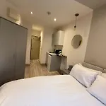Letzi Premium Cozy Retreat Private En-Suite Rooms, Wembley
