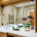 Modern Knightsbridge Ground Floor Apartment With Ac Steps Away From Harrods