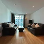 Compact 2 Bed Good Transport Links