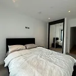 Chic 2Bd Flat With Private Balcony In Battersea