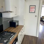 Spacious 2 Bedroom Home With Garden And Driveway Near Wimbledon