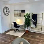 Spacious 2 Bedroom Home With Garden And Driveway Near Wimbledon