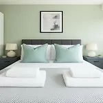 1 Bed Apartment In Battersea