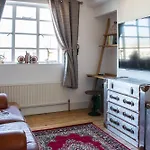 Beautifully Decorated Contemporary 2 Bedroom Flat