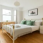 2 Bed Garden Flat In Acton