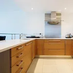 Veeve - Luxury 2 Bedroom Apartment - Chelsea Bridge Wharf