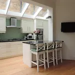 Light And Airy Tooting Bec Home