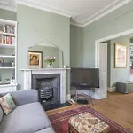 Bright Family Home In Angel With Patio
