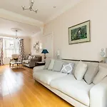 Joivy Stunning 3 Bed, 2 Bath House With Garden And Rooftop Terrace