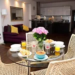 Apt 1, Trafalgar Square 1St Floor By Indigo Flats