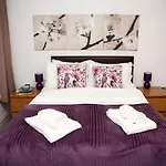 Apt 1, Trafalgar Square 1St Floor By Indigo Flats