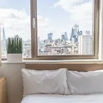 Modern 1 Bedroom Apartment In E1 With Great Views