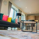 Thames View 2 Bed Apartment With Balcony