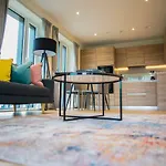Thames View 2 Bed Apartment With Balcony