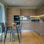Thames View 2 Bed Apartment With Balcony