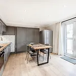 Stylish 2 Bedroom Flat In Knightsbridge