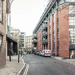 Modern & Peaceful Flat 2 Mins To Tube