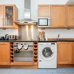 Outstanding Trafalgar Penthouse, Sleeps 8