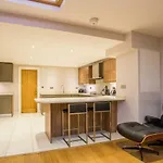 The Escalier Mews - Bright 3BDR Home