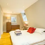 The Escalier Mews - Bright 3BDR Home