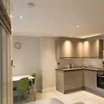 Modern Basement Flat With Garden