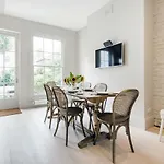 Chic Wandsworth Home With Patio By Underthedoormat