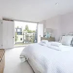 Chic Wandsworth Home With Patio By Underthedoormat