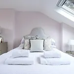 Chic Wandsworth Home With Patio By Underthedoormat