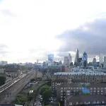 Amazing 2 Beds 2 Baths 10 Minutes To London Bridge