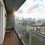 Amazing 2 Beds 2 Baths 10 Minutes To London Bridge