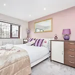 Docklands Stay, Room In Modern Spacious House - Near Excel Centre, City Airport, Uel,Sleeps 2