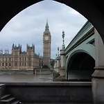 Fabulous 3 Bed 2 Bath Near Victoria Station