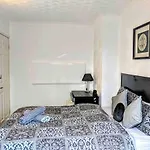 Isle Of Dogs Rooms