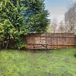 Heart Of Ealing Apartment With Garden